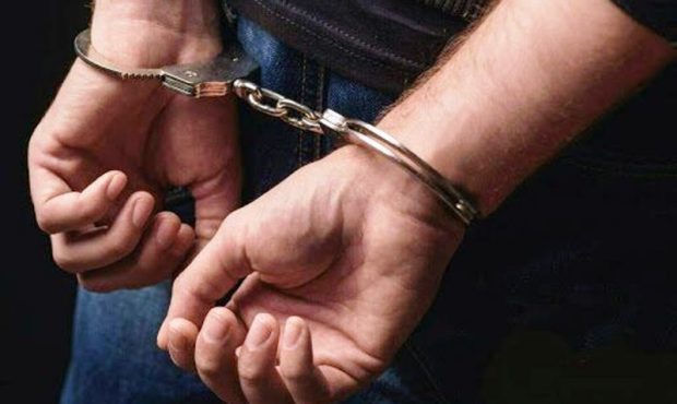 دستبند پلیس بر دستان سارق سریالی لوازم و محتویات خودرو