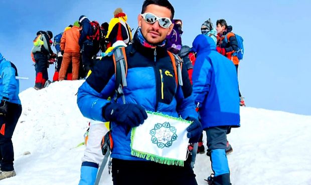 صعود کارمند کوهنورد شهرداری باقرشهر به قله آرارات